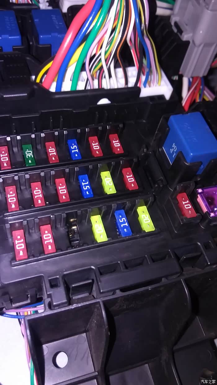 哪个是点烟口保险丝