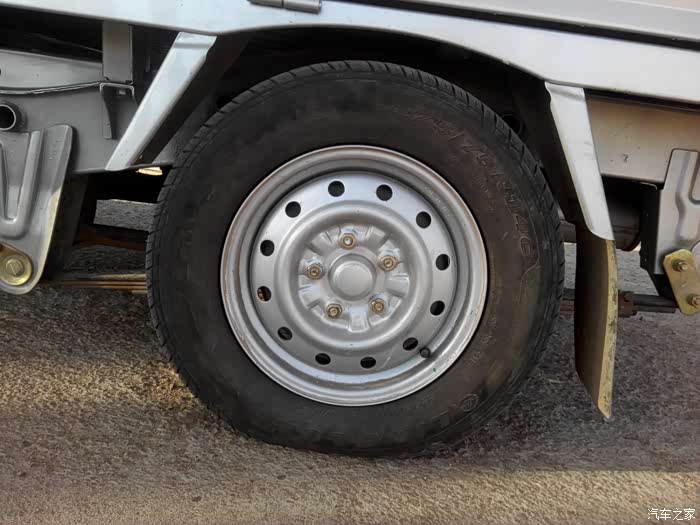 不到三吨,原车胎