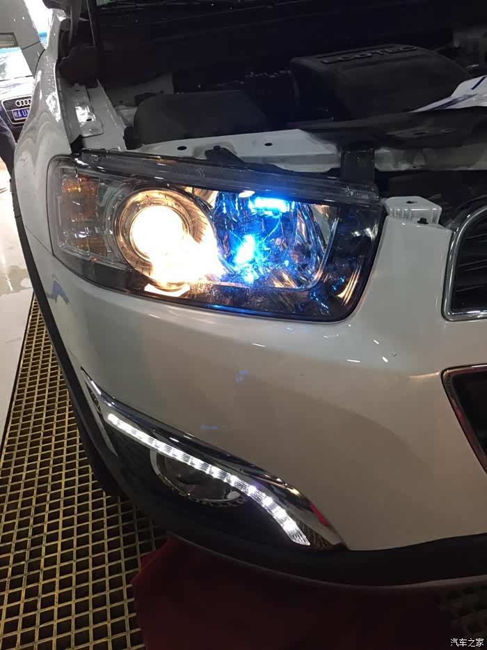 全车头灯亮起效果