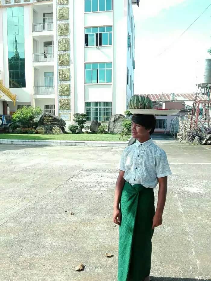 老朱游记1穿紫色裙子的缅甸男人