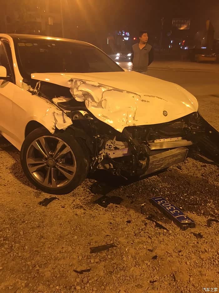 车子撞的这么惨修理费要多少啊