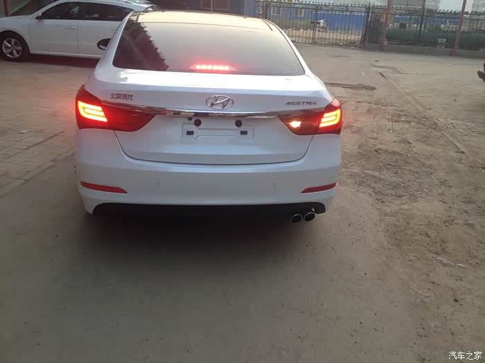 新款名图的倒车灯是一边亮还是两边亮