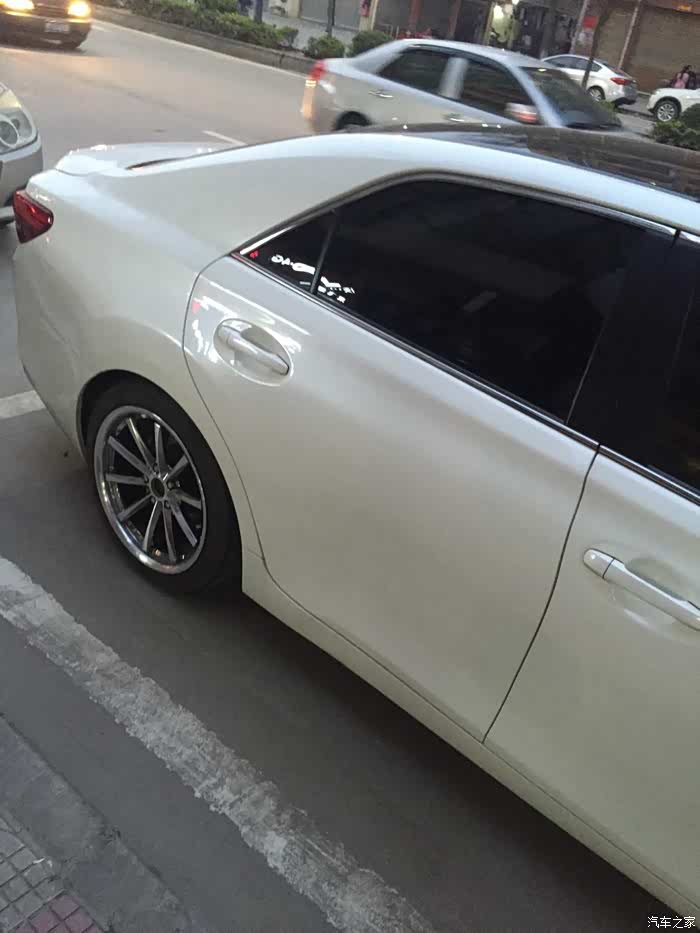 18寸锐志改装轮毂金融哥v5放个行路人