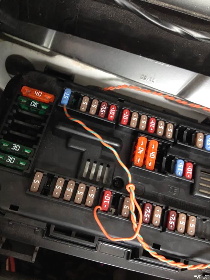 3系在机舱右边保险盒10安的是正极,15安的是长电