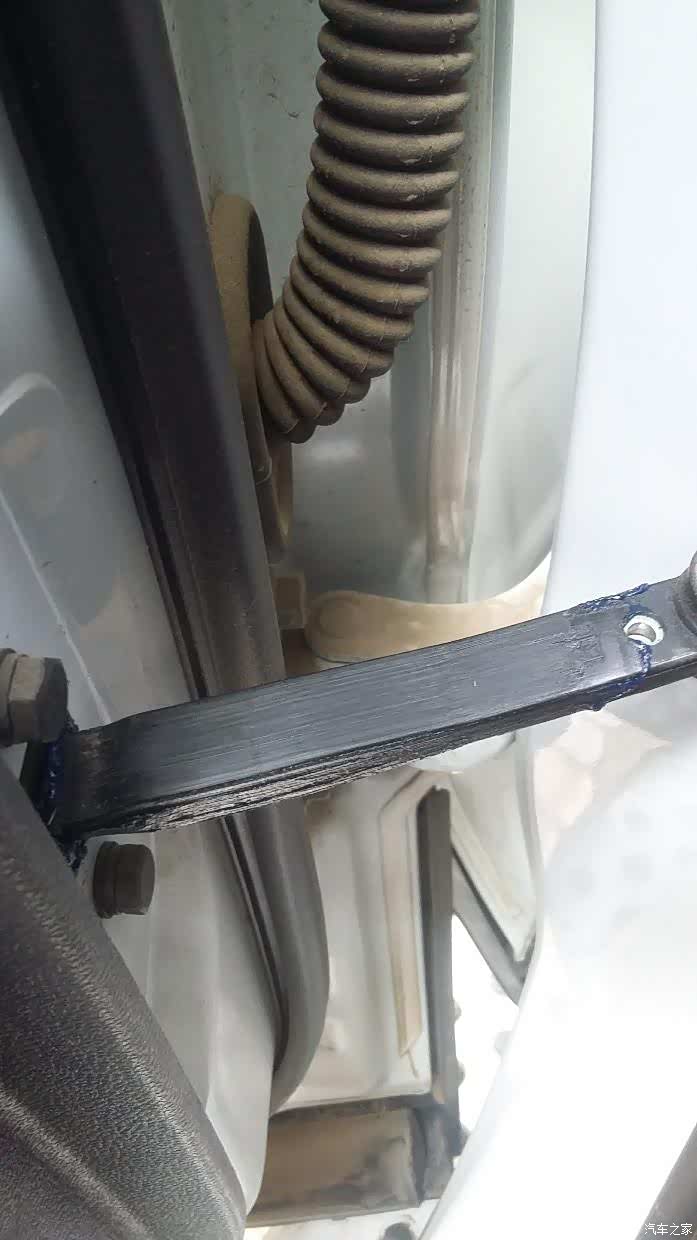 车门合页的中间有个拉杆,最今发现拉杆磨损的特别厉害,而且4个门的