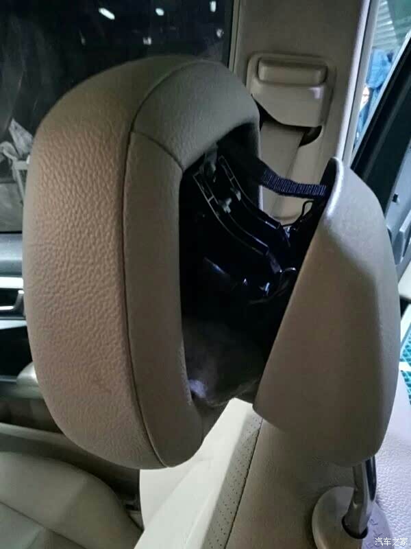 奔驰glk300的头枕自己弹起来复位不了