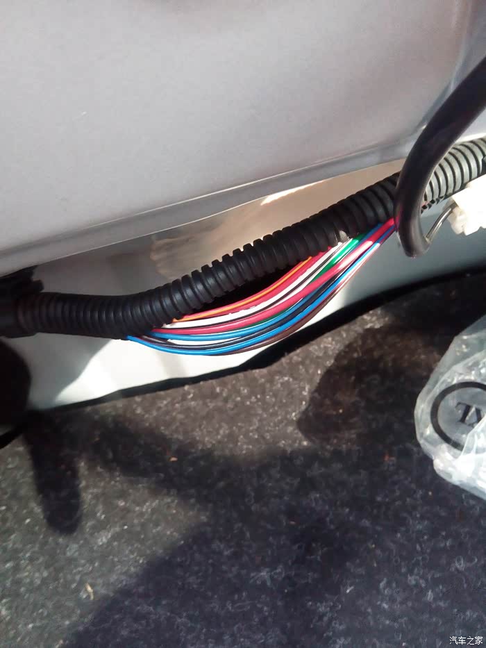 来自 问答帖 求大神告知   准备装倒车影像   不知道那根线是倒车灯线