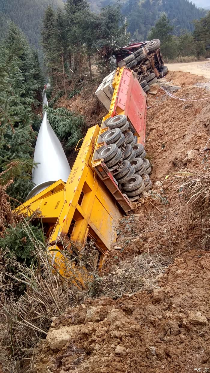风电场挂车翻车