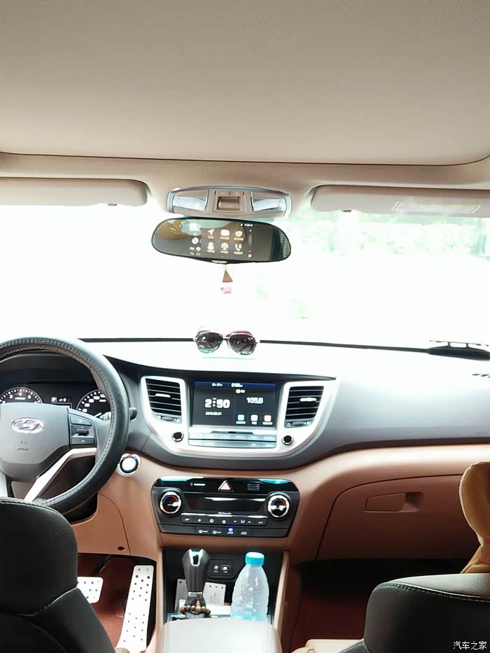 白色途胜内饰选棕色怎么样