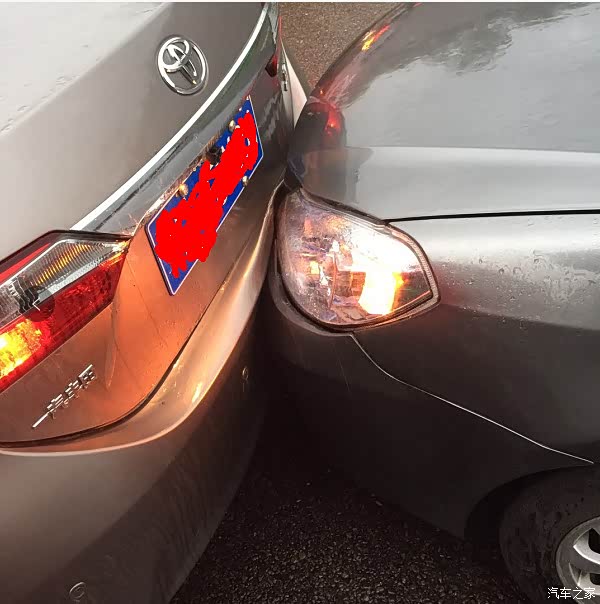 1被追尾了,大家雨天行车注意安全.