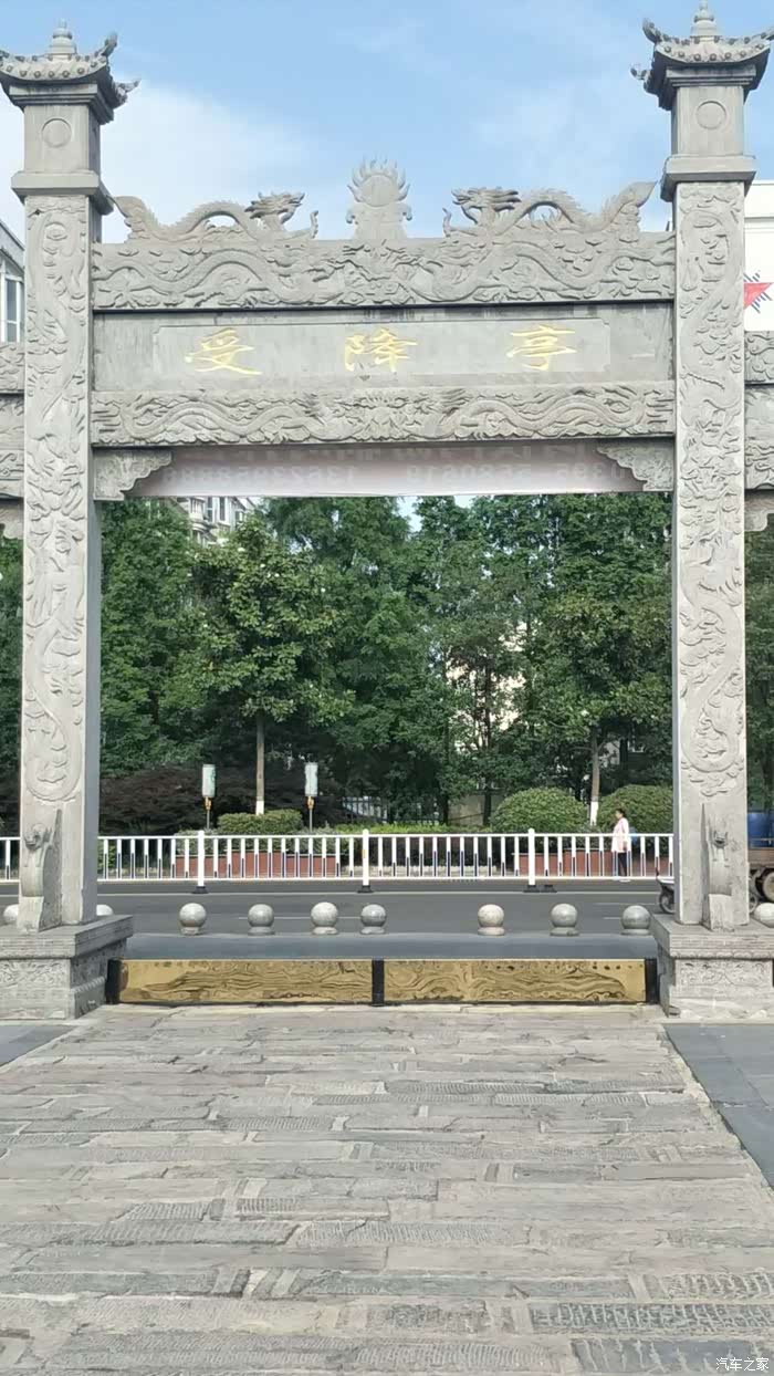 河街过来就是受降亭,此亭是中国人民抗日战争胜利标志,是中华民族伟