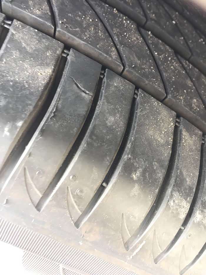 轮胎上面被玻璃砸了个口子,但是没漏气,该怎么办,?