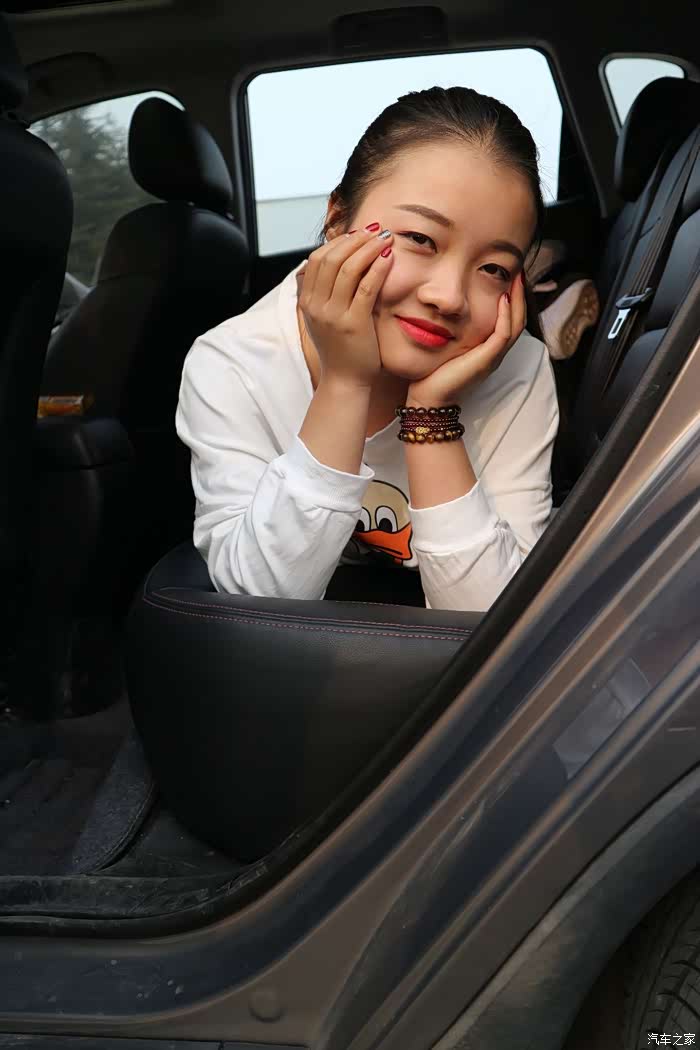 治愈系小清新媳妇与爱车的高清无码写真