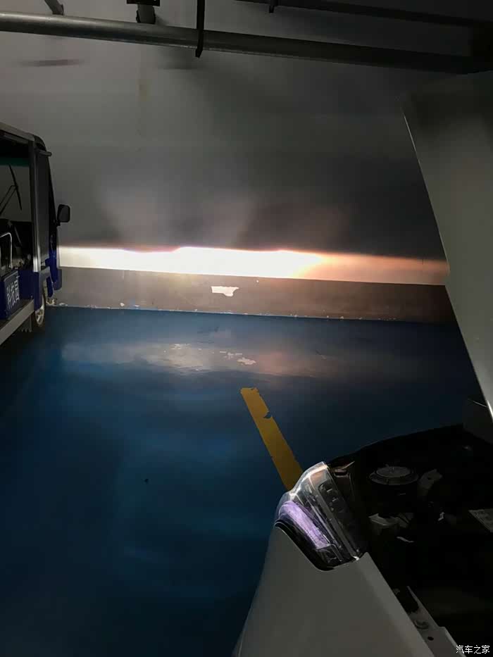 把边的卤素灯 位置调节好 做下对比 对焦的灯效果错    光型边的一样