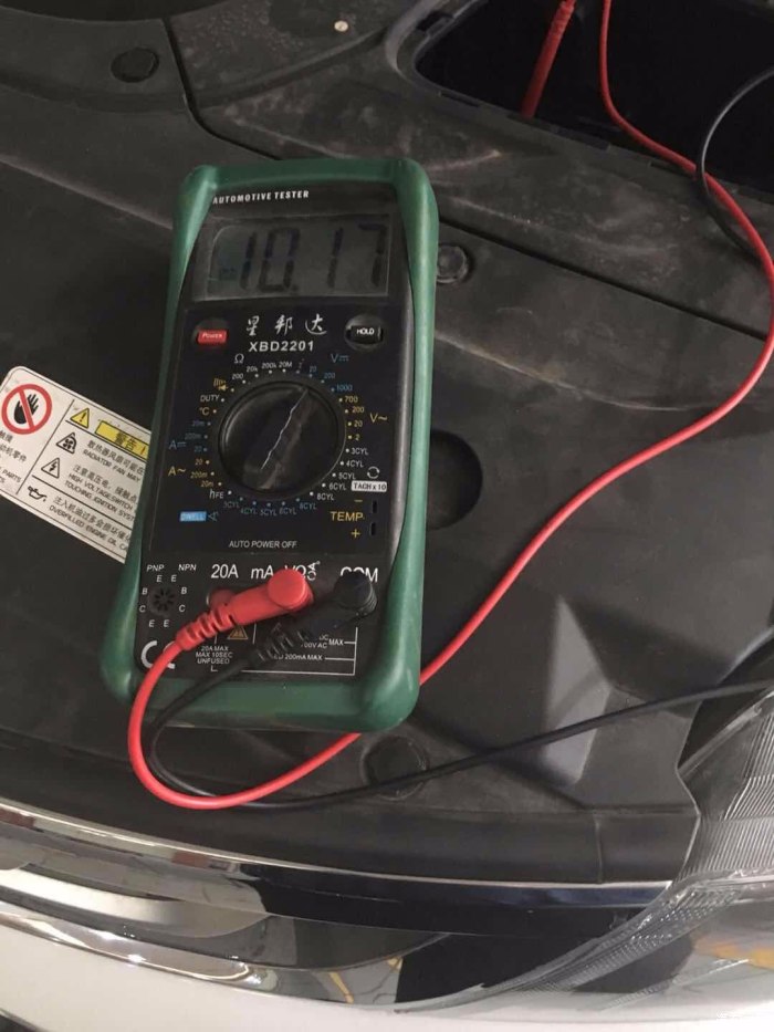 维修师傅用万用表量取电池电压10v,达不到启动电压,正常启动电压12v