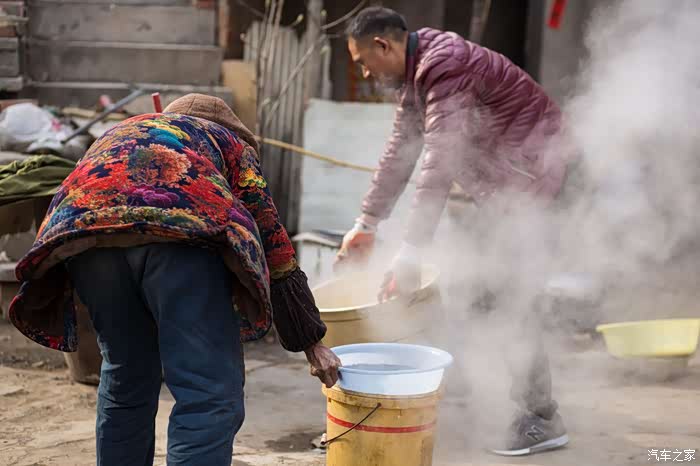 烫之后,鸡毛比较好拔