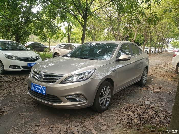 45度拍摄,这个颜色的金色是香槟金,很好看,不是以前老款那种咖啡金哦