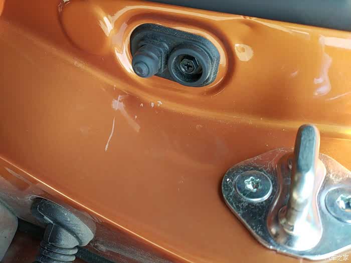 车门槛有小凹槽和划痕