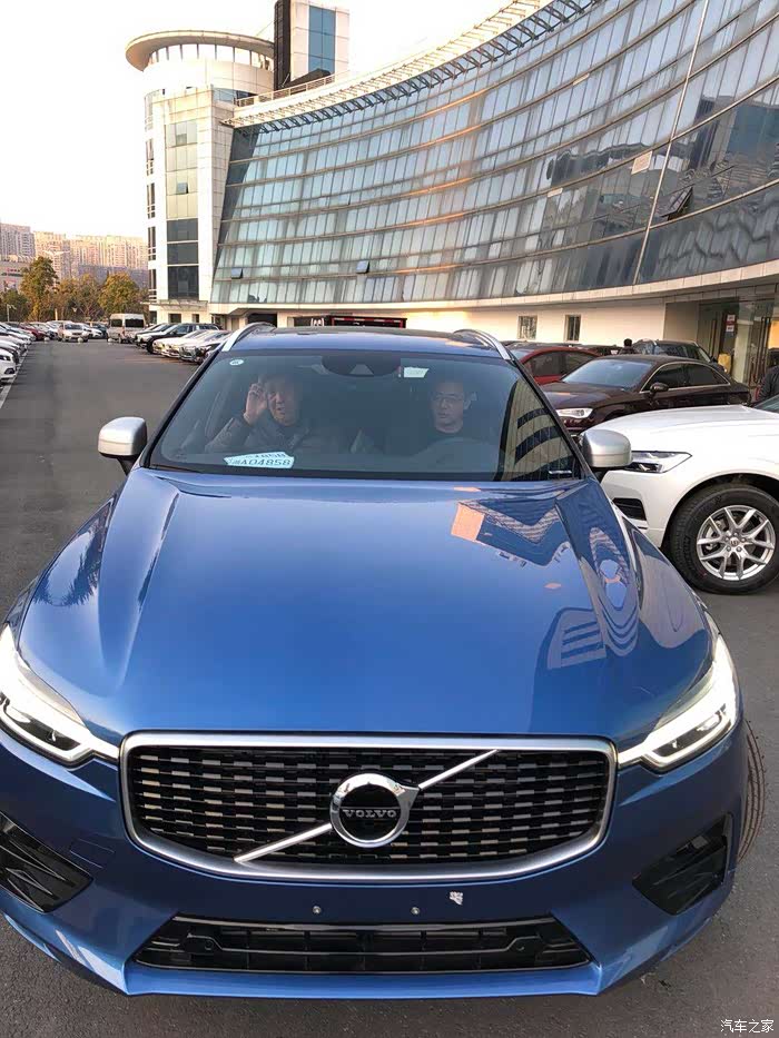 看着车型流线型很好很棒,宝蓝色适合男士也很时尚,记得那天我一眼就看