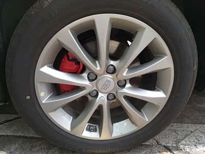 红色刹车卡钳,这个实在是酷炫,看着运动能力就很强