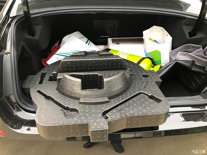 说到后备箱,我提车回家第一天,把后备箱泡沫垫扔了.