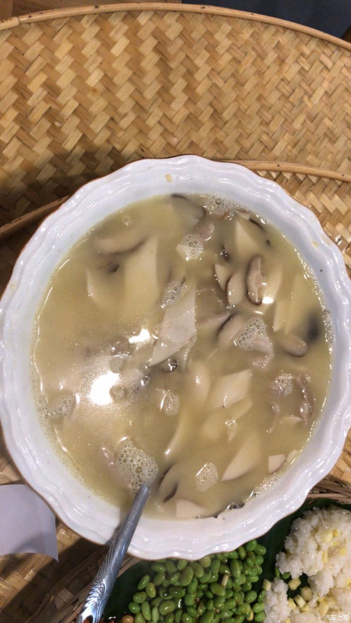 鲜菌豆汤,菌类菜市傣族菜系的一特色,味道实不错