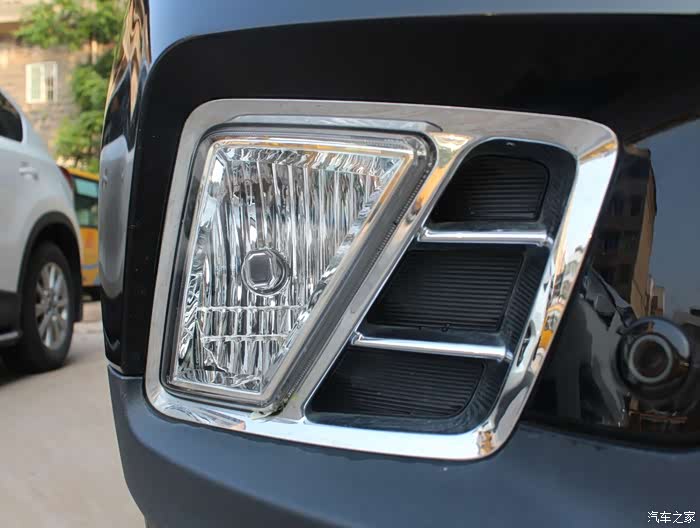 醒目,宽的前防雾灯灯组