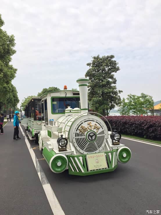 橘子洲里观光车,造型复古.