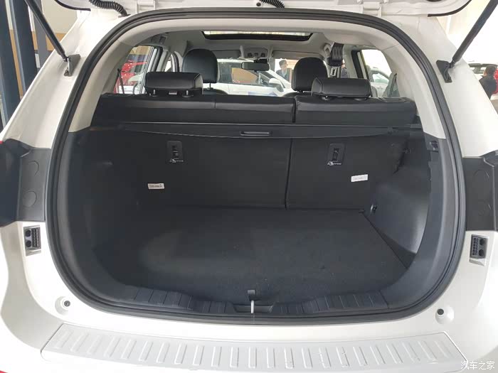 小还算比较合适的后备箱,能满足般家庭出游的空间需求