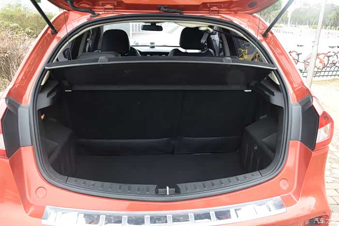 看看后备箱,短途旅游还是够用的