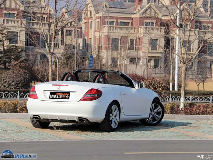 晓晓评车寒冬腊月玩转三叉星敞篷跑车试驾09款奔驰slk300