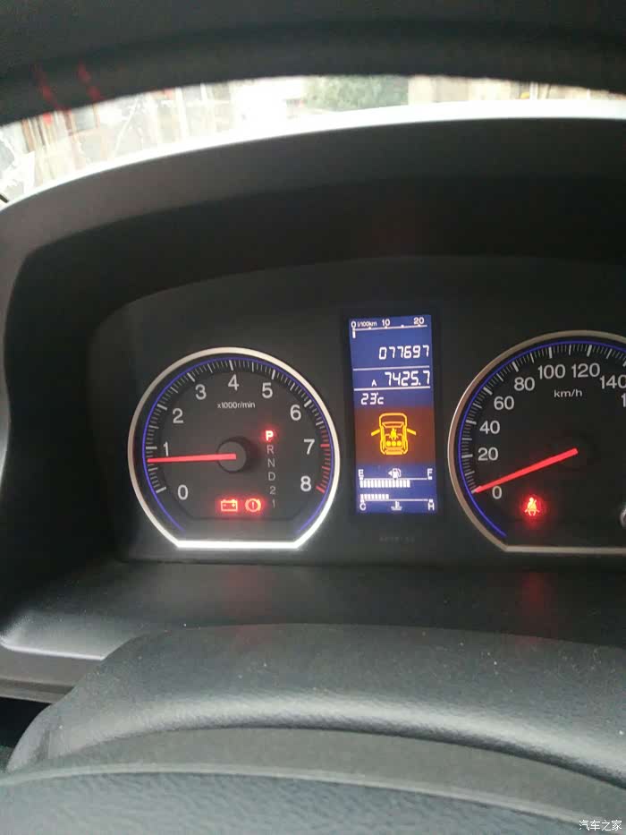 本田思威牌crv仪表盘显示红色电瓶是什么意思?