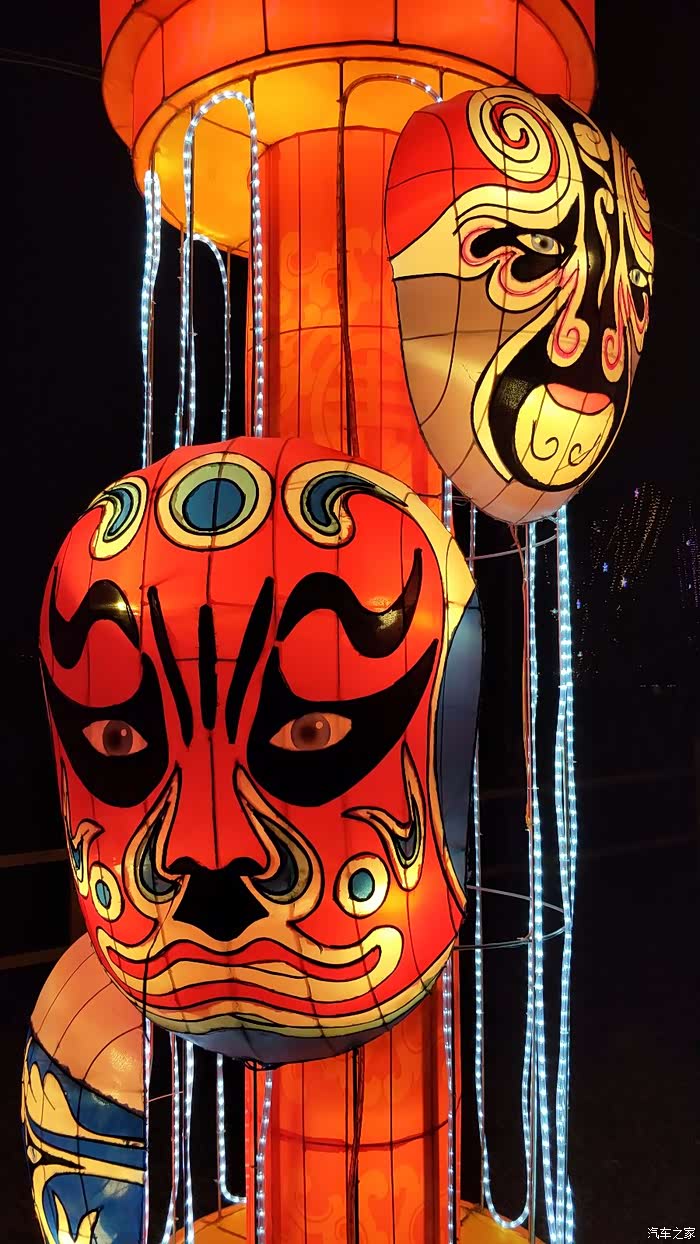 "脸谱"灯组,则展现蜀地深厚文化,爱好三国文化朋友可以一眼就找到自己