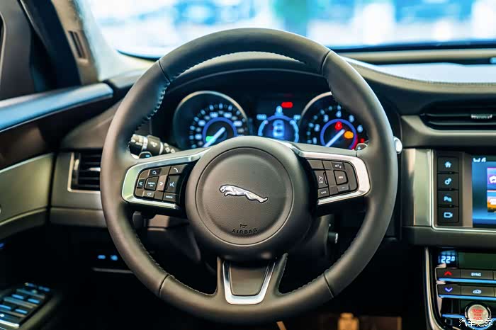 三辐真皮方向盘,皮质细腻,手感滑润.