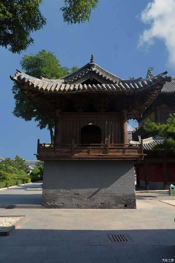 钟鼓楼位于金刚殿后的左右两侧,砖上木,角飞扬,稳重中带透飘逸,造型