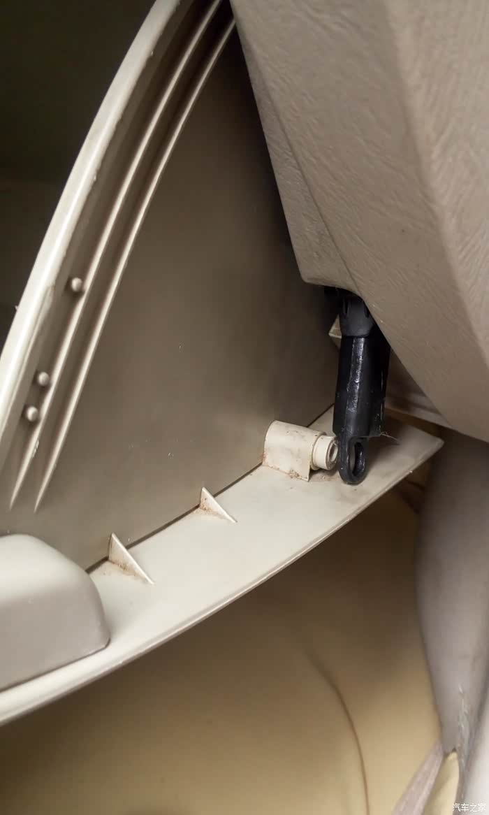 顺便说一如果手套箱开关时感觉阻尼差,可以将阻尼器拆来加一点硅脂在