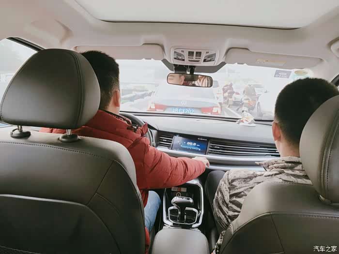 路啦,男生开车,我们就坐后座聊聊天,差不多一个多小时到的,过路费45.