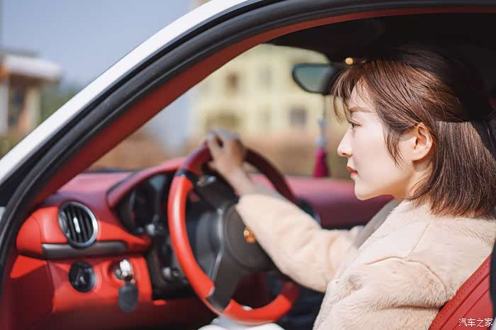 暖暖外传长腿美女开着保时捷cayman安吉滑雪浪漫游