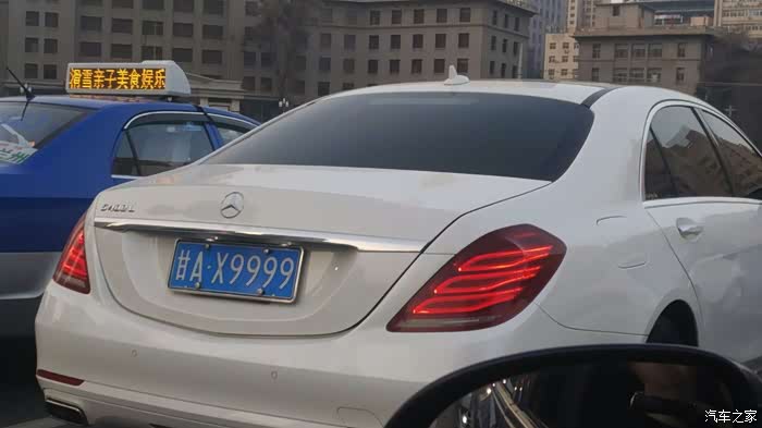 白色奔驰s400,车牌号:9999