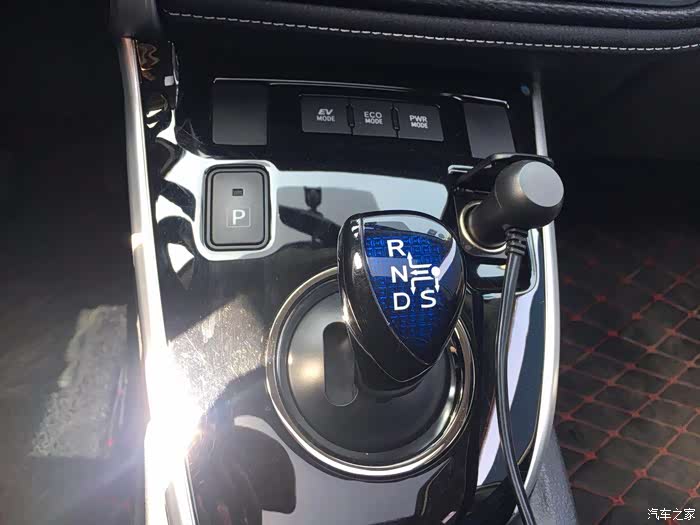 蓝色电子档杆,比较小巧,使用起来比般的汽油车更轻便,有科技感!