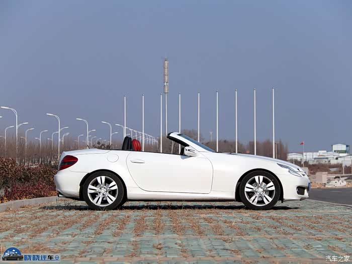 晓晓评车寒冬腊月玩转三叉星敞篷跑车试驾09款奔驰slk300