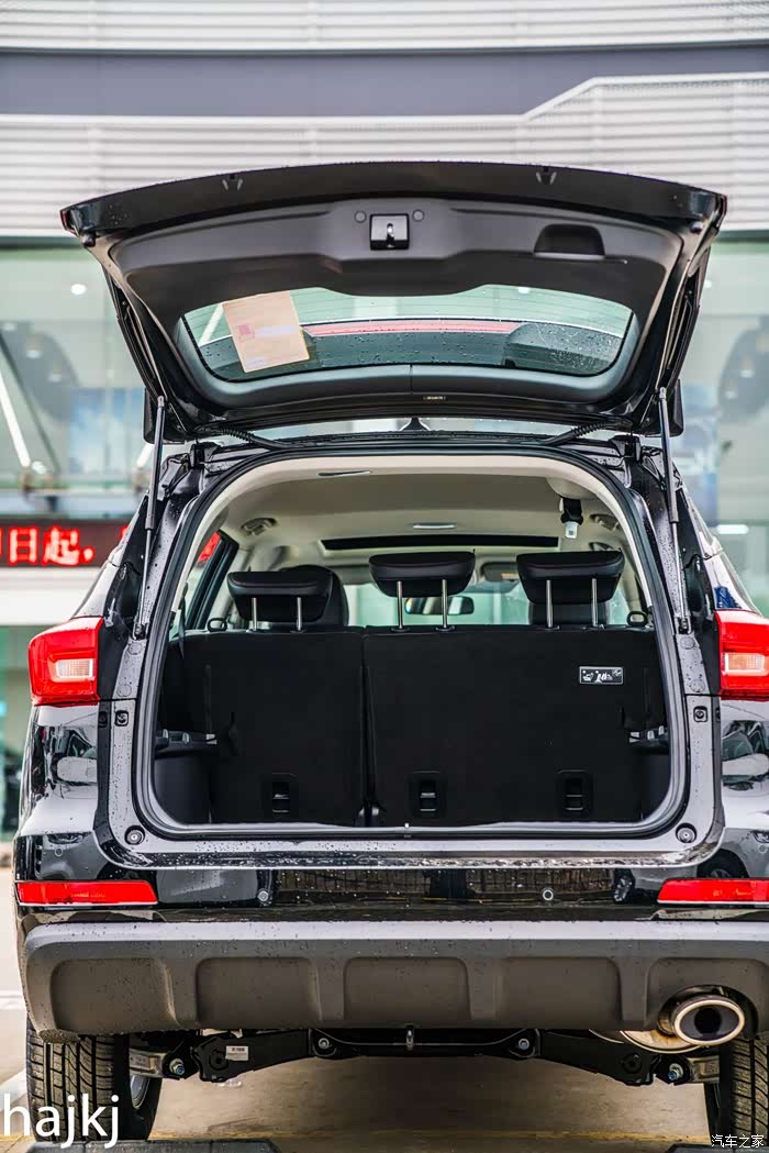 后备箱开启,在上,宽敞自由.