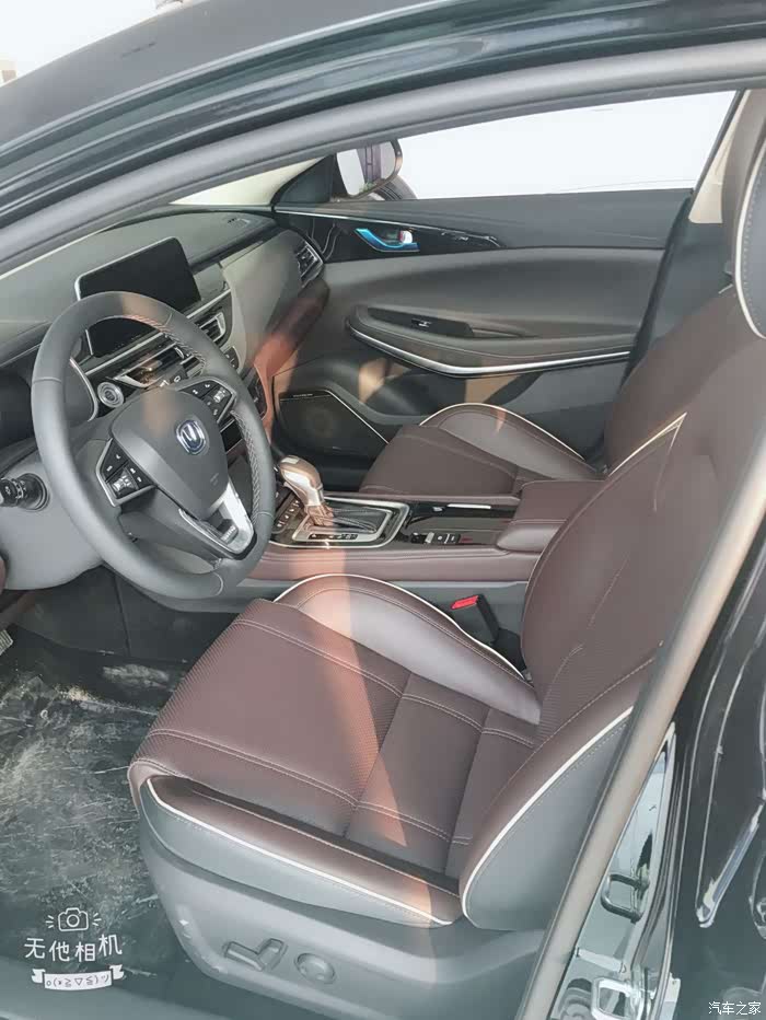 内饰采用了黑棕双色设计,整体采用大面积的皮革与软材质包裹,视觉效果