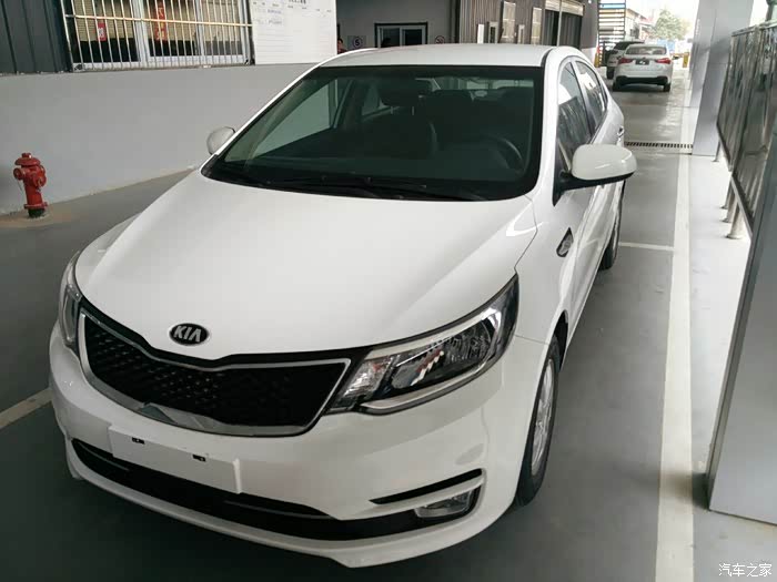 起亚k215款车漆就是透明白,你可以去网上购买白色就可以,车上哪里有