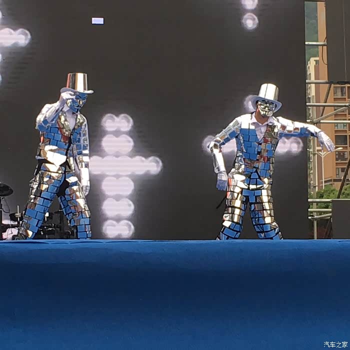 充满了未来的时尚感breakin dance------随拍多人电流舞.