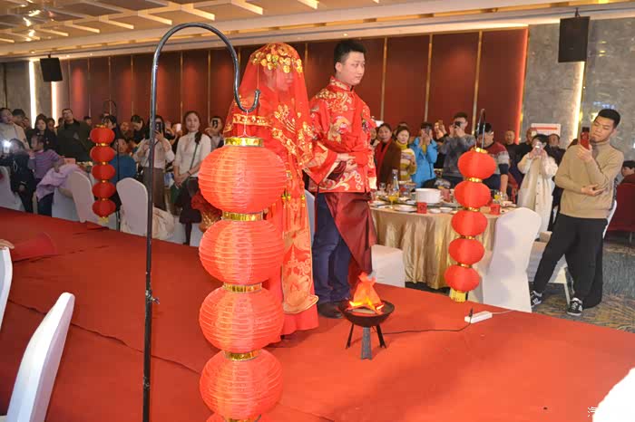 载福回家#情人节参加表弟的中式婚礼,祝福他们!