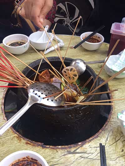 晚  力推荐来安顺完朋友去吃轿子山姐妹麻辣烫特别吃还有安顺裹卷也去