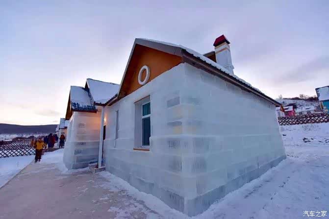 傍晚时分,我们来到了神奇的冰屋,房子的墙壁虽厚厚的冰砖,屋内却施舍