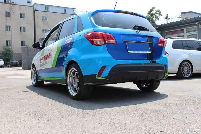 电动北汽e200下赛道这个e200还真干了防滚架避震器一个不少