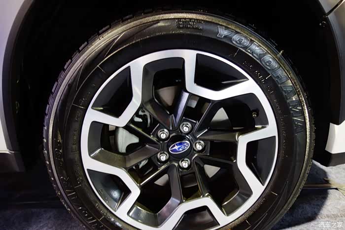 梅花造型的轮毂,是这款车的最大特点.